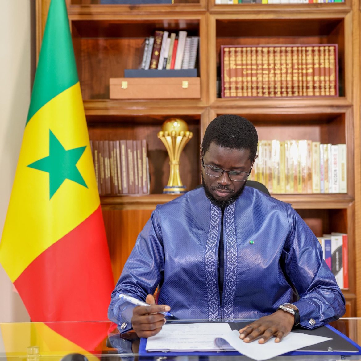Bassirou Diomaye Faye avec le trophée de champions de la CAN 2025